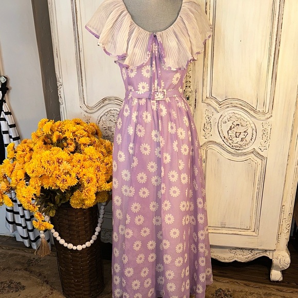 Miss Elliette Dresses & Skirts - Miss Elliette Vintage Lavender Daisy Print Floral Maxi Dress CottageCore